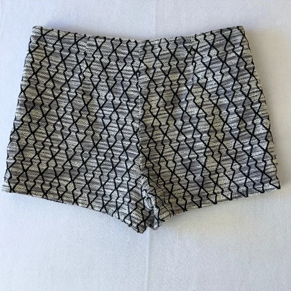 Love 21 Black White Geometric Diamond Jacquard Shorts Size M side zip - Picture 3 of 11